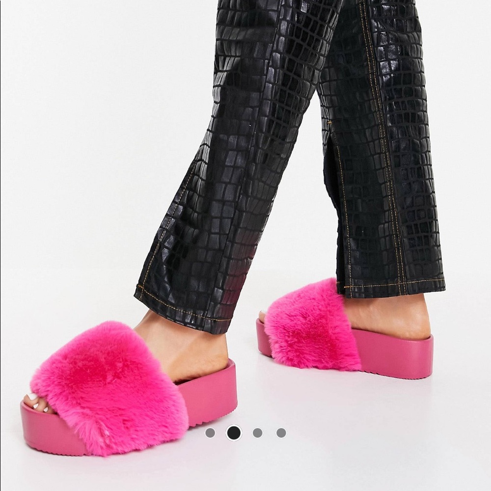 NEVER WORN Fabric furry flatform slides